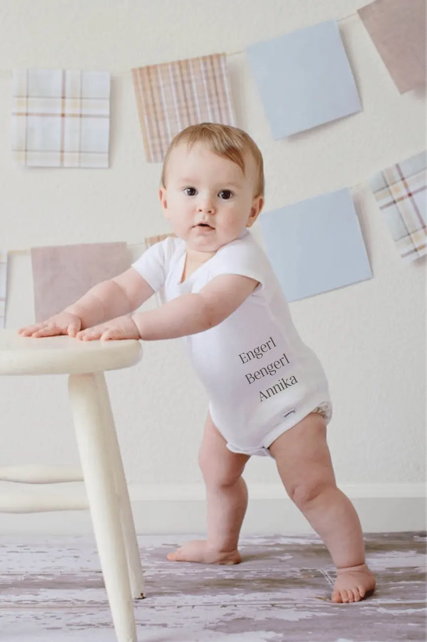 Designbeispiel: bestickte Babykleidung als Geschenk für junge Eltern