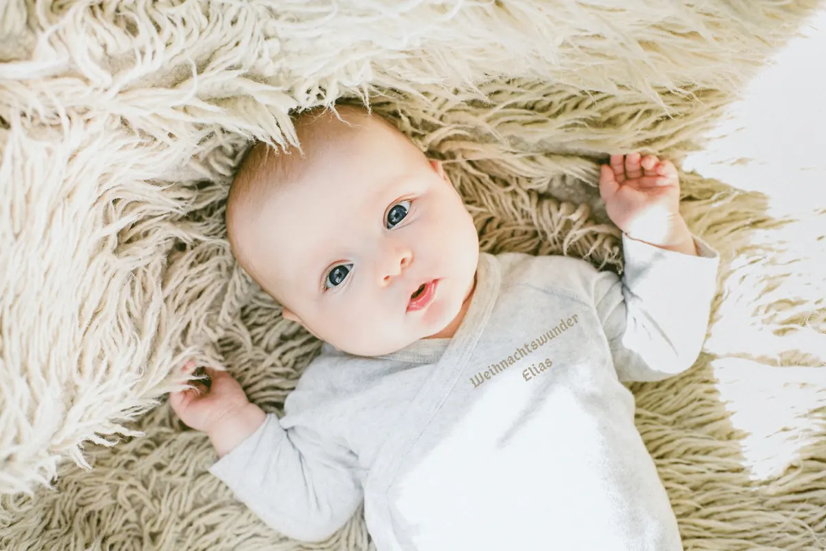 Designbeispiel: Babykleidung mit gesticktem Motiv