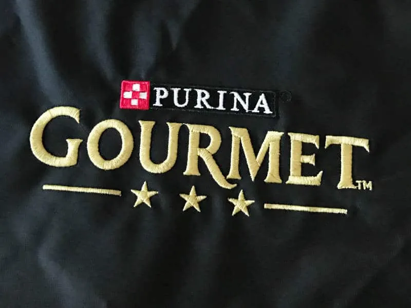 Beispiel für bestickte Gastronomie-Textilien mit Logo