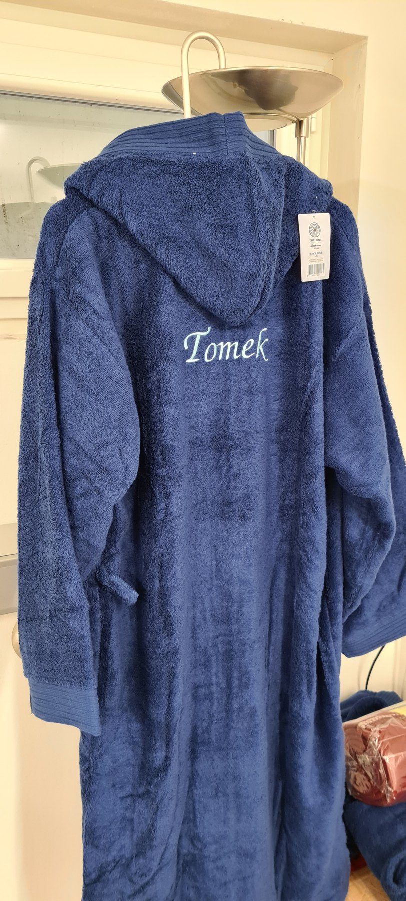 Dunkelblauer Bademantel mit dem gestickten Namen Tomek am Rücken