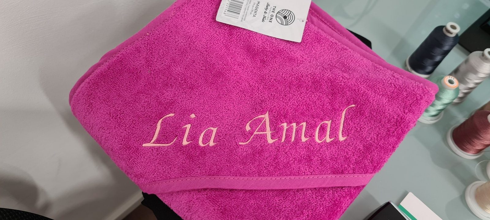 Pinkes Handtuch mit dem weiß gestickten Namen Lia Amal