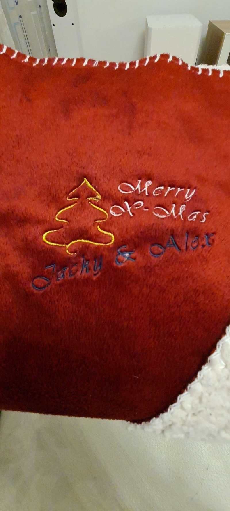 Rote Kuscheldecke mit gesticktem Christbaum und Merry X-Mas